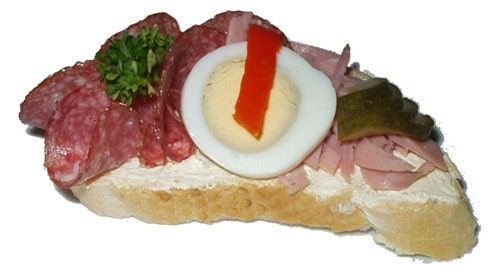 Moravský chlebíček, turistickým salámem, šunkou, vajíčkem, okurkou, kapií, kudrnkou na másle